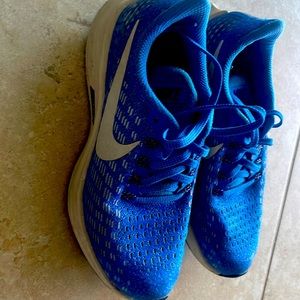 Boys Nike running shoes- blue - size 4 good condition…